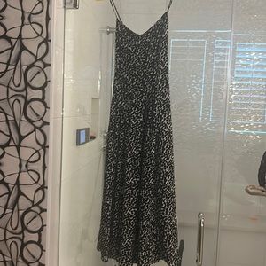 Banana Republic black/white pattern midi dress. Size 4. NWT. Adjustable straps.